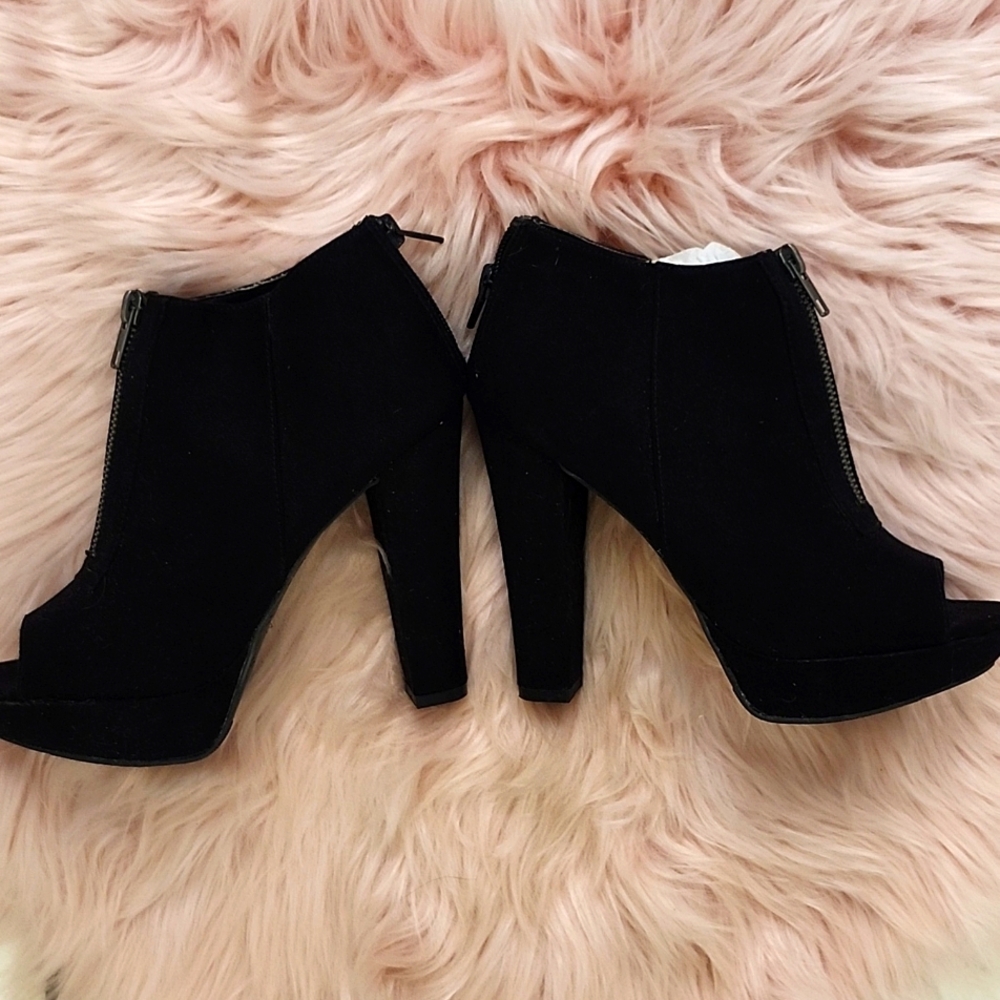 Brand New MATERIAL GIRL FAUX SUEDE PLATFORM ANKLE BOOTIES-6.5